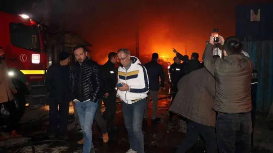 Geri dönüşüm fabrikasında korkutan yangın: 1 itfaiye eri yaralandı