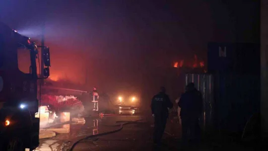 Geri dönüşüm fabrikasında korkutan yangın: 1 itfaiye eri yaralandı