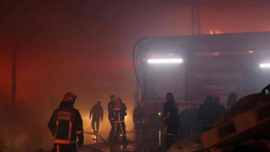 Geri dönüşüm fabrikasında korkutan yangın: 1 itfaiye eri yaralandı