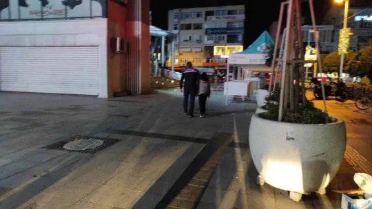 Geri dönüşüm kutusunda mahsur kalan çocuğu itfaiye ekipleri kurtardı