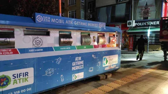 Geri dönüşüm kutusunda mahsur kalan çocuğu itfaiye ekipleri kurtardı