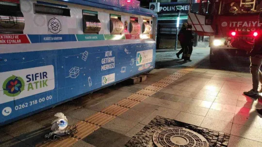 Geri dönüşüm kutusunda mahsur kalan çocuğu itfaiye ekipleri kurtardı