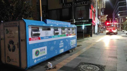 Geri dönüşüm kutusunda mahsur kalan çocuğu itfaiye ekipleri kurtardı