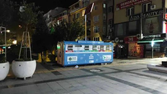 Geri dönüşüm kutusunda mahsur kalan çocuğu itfaiye ekipleri kurtardı