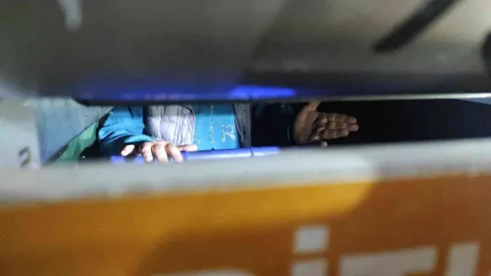 Geri dönüşüm kutusunda mahsur kalan çocuğu itfaiye ekipleri kurtardı