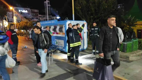 Geri dönüşüm kutusunda mahsur kalan çocuğu itfaiye ekipleri kurtardı