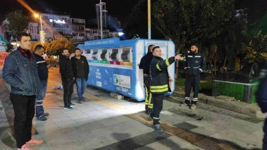 Geri dönüşüm kutusunda mahsur kalan çocuğu itfaiye ekipleri kurtardı