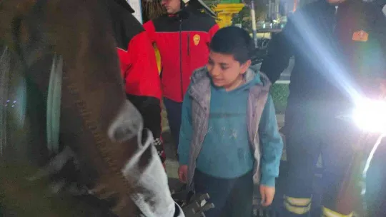 Geri dönüşüm kutusunda mahsur kalan çocuğu itfaiye ekipleri kurtardı
