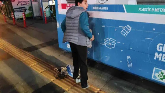 Geri dönüşüm kutusunda mahsur kalan çocuğu itfaiye ekipleri kurtardı