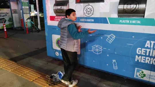 Geri dönüşüm kutusunda mahsur kalan çocuğu itfaiye ekipleri kurtardı