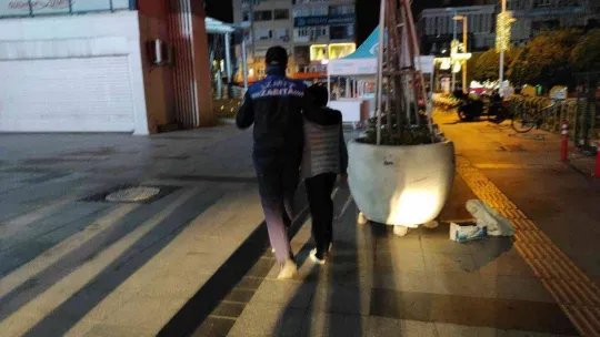 Geri dönüşüm kutusunda mahsur kalan çocuğu itfaiye ekipleri kurtardı