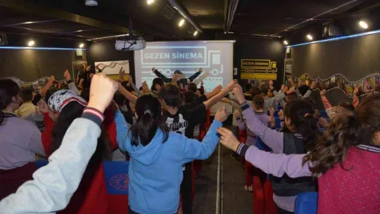 Gezen Sinema Sındırgı'da çocuklarla buluştu