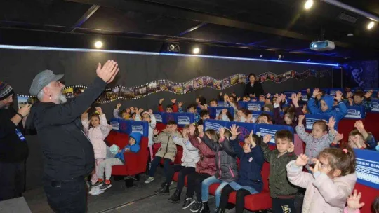 Gezen Sinema Sındırgı'da çocuklarla buluştu