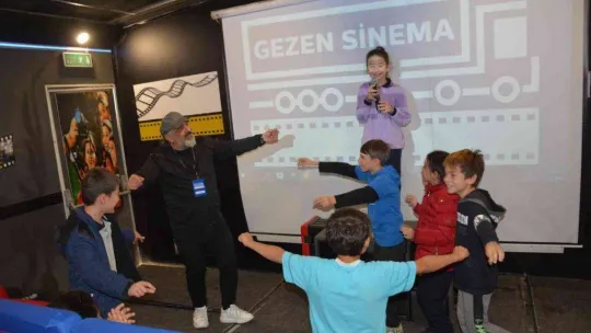 Gezen Sinema Sındırgı'da çocuklarla buluştu