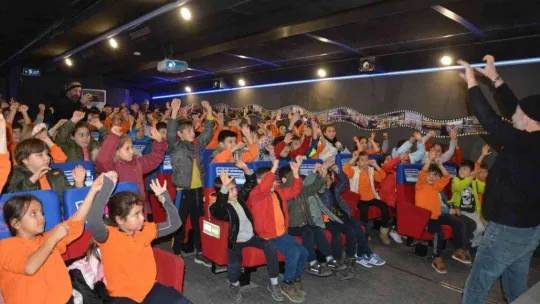 Gezen Sinema Sındırgı'da çocuklarla buluştu