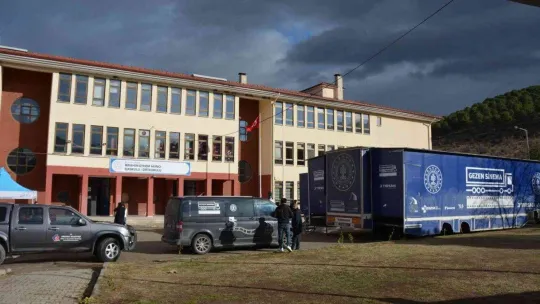 Gezen Sinema Sındırgı'da çocuklarla buluştu