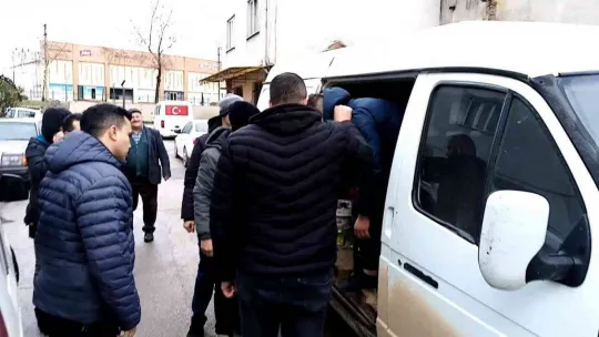 Girdiği minibüste mahsur kalan hırsızı polis kurtardı