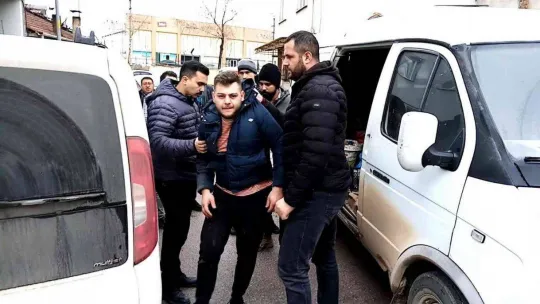 Girdiği minibüste mahsur kalan hırsızı polis kurtardı