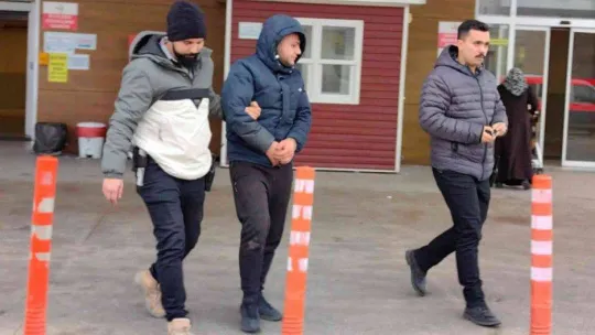 Girdiği minibüste mahsur kalan hırsızı polis kurtardı