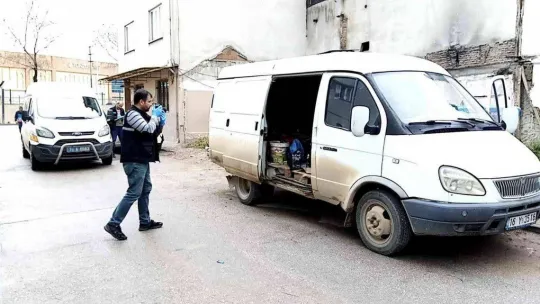 Girdiği minibüste mahsur kalan hırsızı polis kurtardı