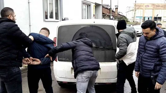 Girdiği minibüste mahsur kalan hırsızı polis kurtardı