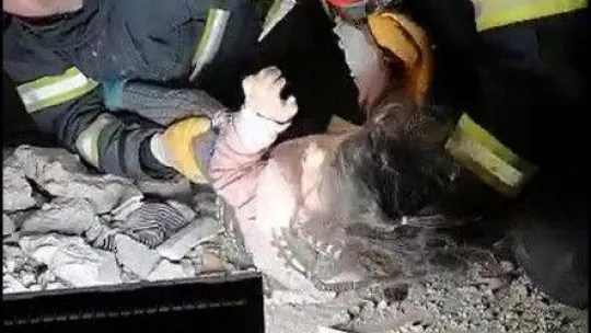 Giresun arama kurtarma ekipleri iki çocuğu göçük altından sağ olarak çıkardı