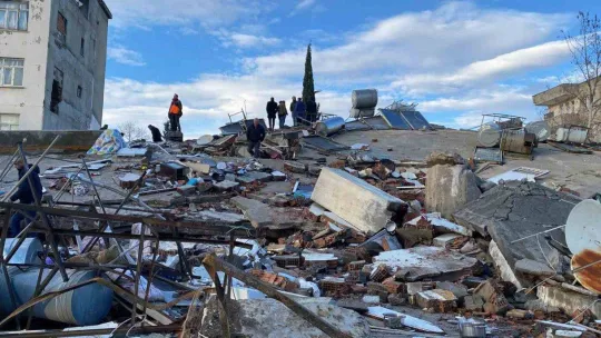 Göçük altında kalan anne ve iki çocuğunun cansız bedenine ulaşıldı, baba yaralı kurtarıldı