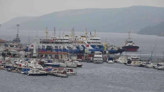 Gökçeada ve Bozcaada'ya feribot seferlerine 2 gün fırtına engeli