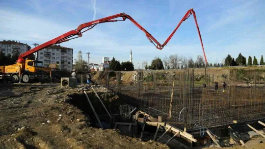 Gölcük'e yapılan yeni terminalin temel betonu atılıyor