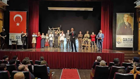 Gölcük'te tiyatroya yoğun ilgi