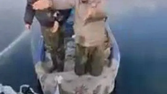 Gölün ortasında kayıktan kayığa ağ kavgası: Böyle tehdit etti