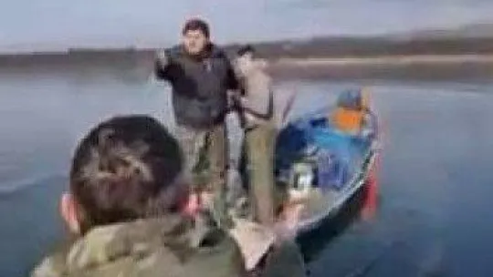 Gölün ortasında kayıktan kayığa ağ kavgası: Böyle tehdit etti
