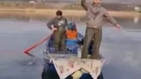 Gölün ortasında kayıktan kayığa ağ kavgası: Böyle tehdit etti