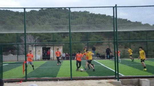 Gömeç Belediyesi'nden gençlere halı saha