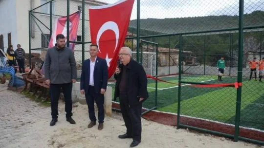Gömeç Belediyesi'nden gençlere halı saha