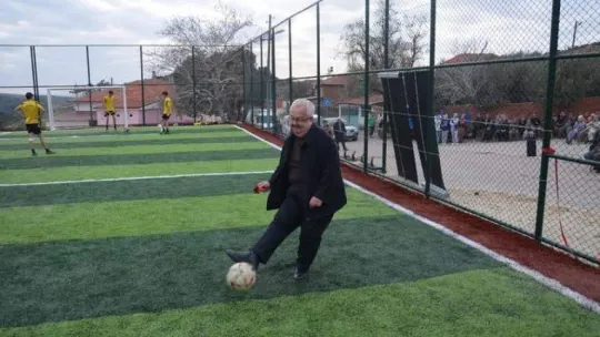 Gömeç Belediyesi'nden gençlere halı saha