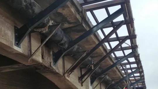 Gönen'de köprü tadilatı devam ediyor