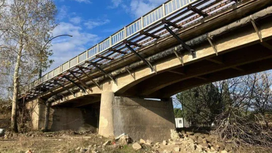 Gönen'de köprü tadilatı devam ediyor