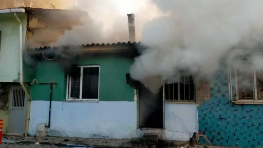 Gönen'de yangında yanan ev kullanılamaz hale geldi