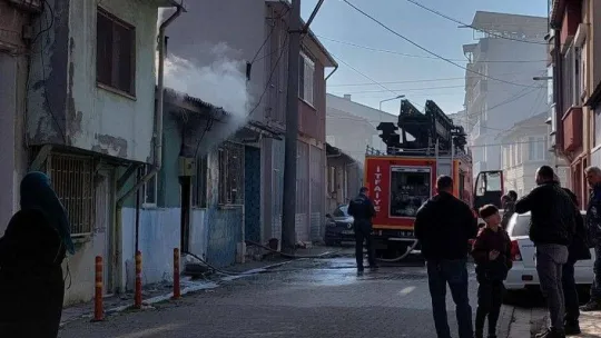 Gönen'de yangında yanan ev kullanılamaz hale geldi