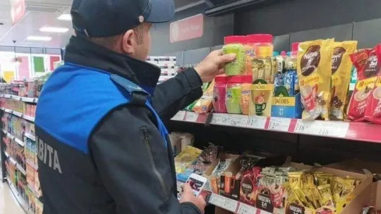 Gönen'de zabıtadan marketlerde denetim