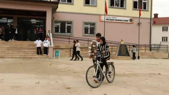 Gönül gözü ile öğrencilerini geleceğe hazırlıyor