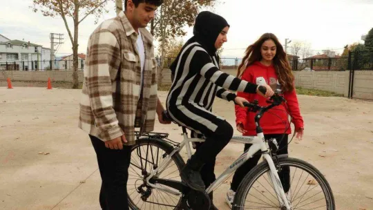 Gönül gözü ile öğrencilerini geleceğe hazırlıyor