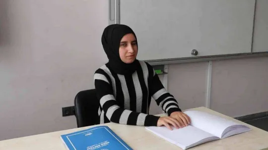 Gönül gözü ile öğrencilerini geleceğe hazırlıyor