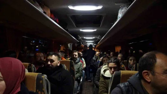 Gönüllü doktor ve öğretmenler deprem bölgesine gitmek için yola çıktı