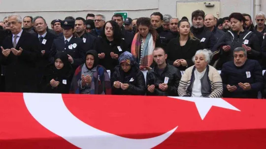 Görevdeyken kalp krizi geçirerek hayatını kaybeden polis son yolculuğuna uğurlandı