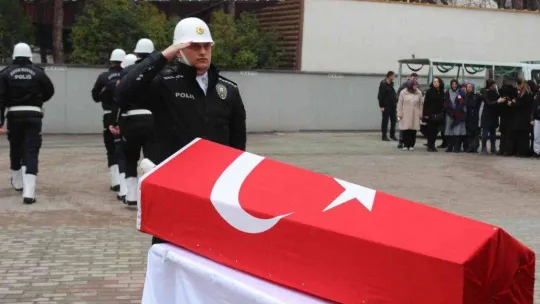 Görevdeyken kalp krizi geçirerek hayatını kaybeden polis son yolculuğuna uğurlandı