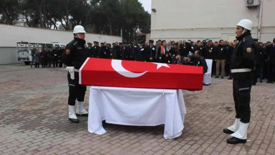 Görevdeyken kalp krizi geçirerek hayatını kaybeden polis son yolculuğuna uğurlandı