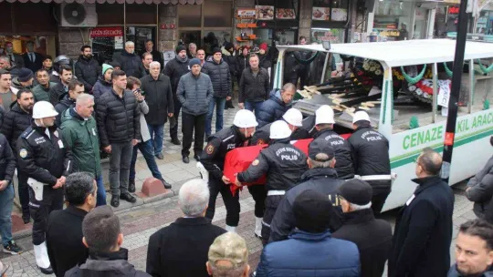 Görevdeyken kalp krizi geçirerek hayatını kaybeden polis son yolculuğuna uğurlandı