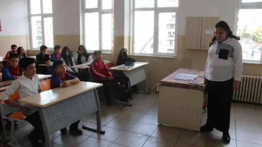 Görme engelli Aleyna öğretmen, müziği öğrencilere gönül gözüyle öğretiyor